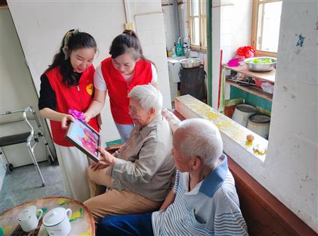 公司團委聯(lián)合北雀社區(qū)開展“留住時光 綻放微笑”公益拍照活動